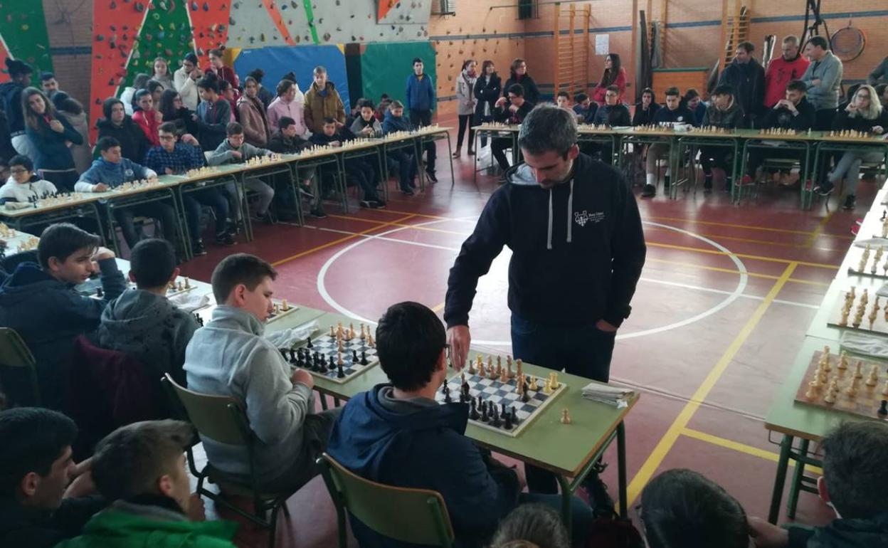 Daniel GRajera durante la partida con lso estudiantes santeños 