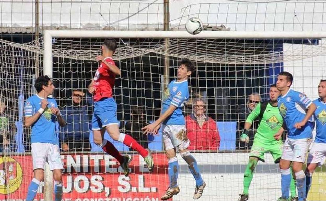 Una de las jugadas del partido 
