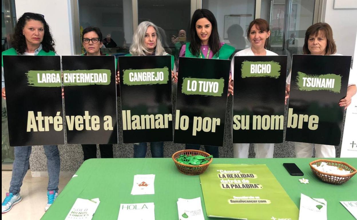 Voluntarias y personal sanitario en una de las mesas informativas 