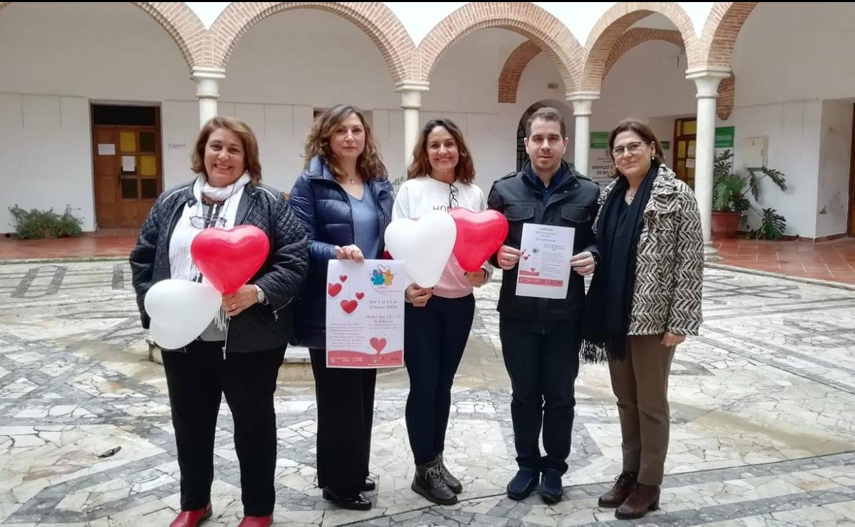 Represetnantes de las asociaciones locals junto a la concejala y la dinamizadora 