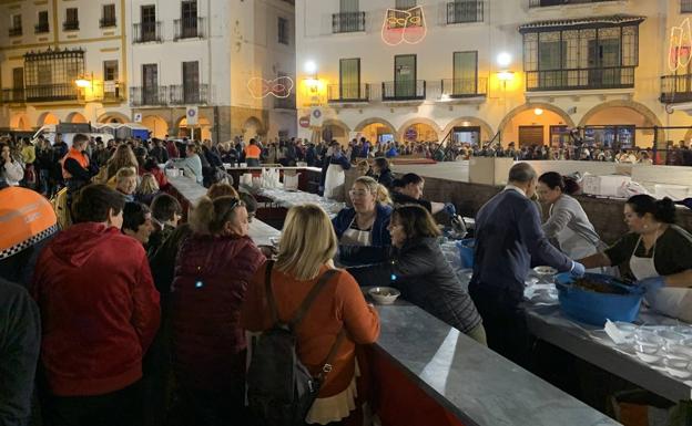 Llenazo de público en la Plaza Grande 