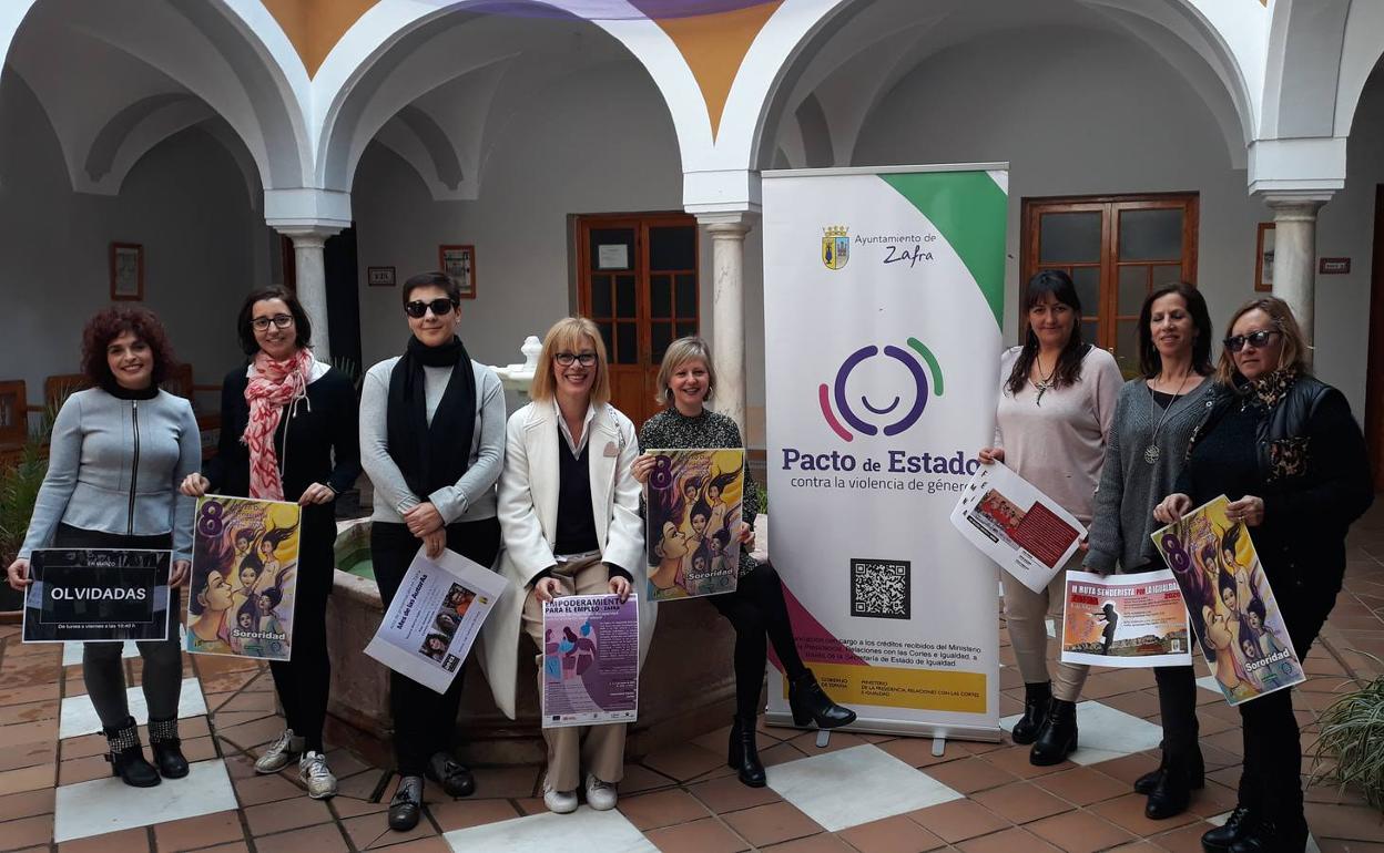 Algunas de las organizadoras de las actividades de la programación junto a la concejala 