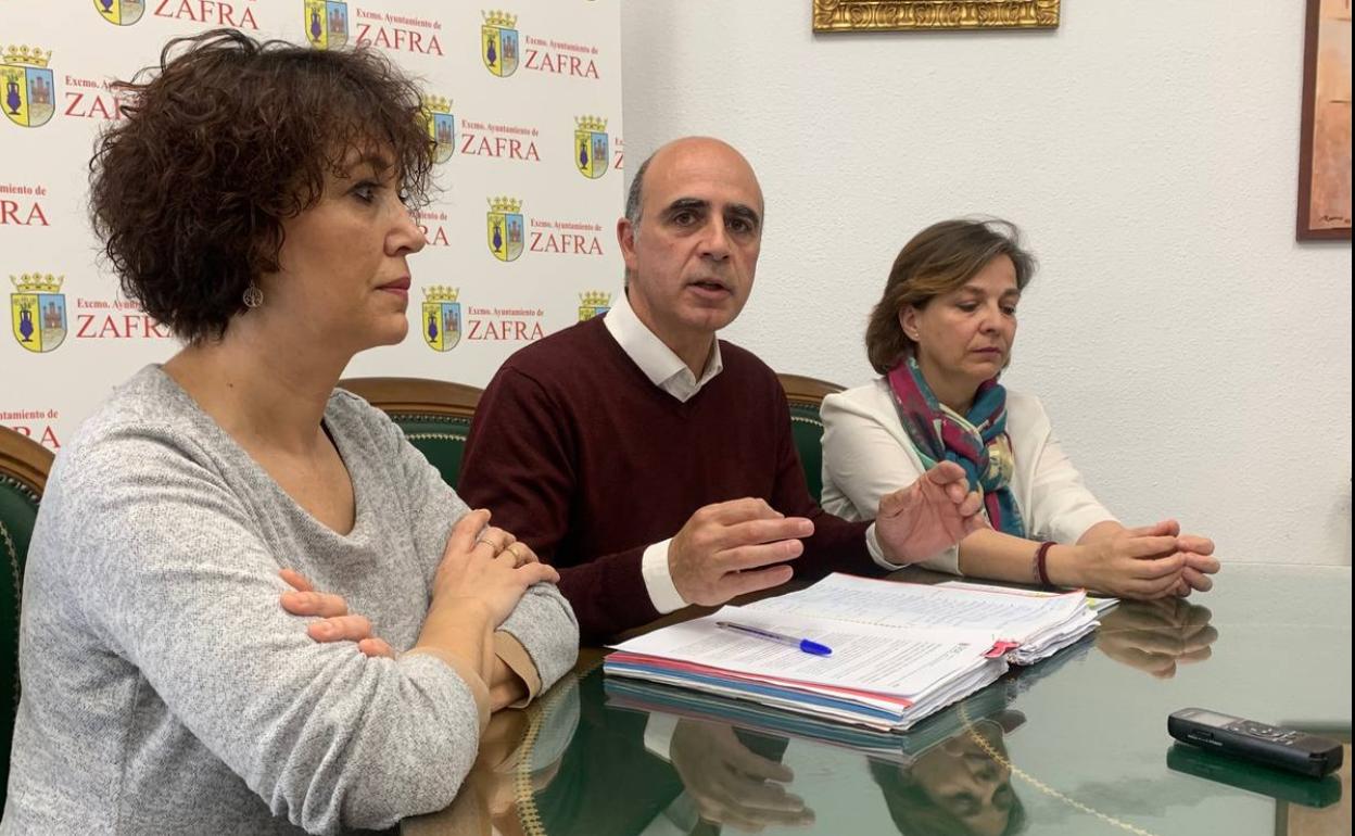 Comparcencia del alcalde junto a las concjelas 
