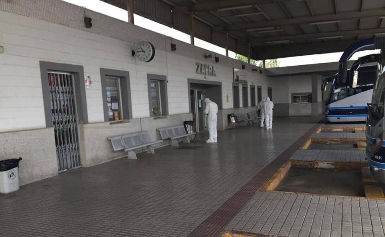 Desinfección en la parada de autobuses 