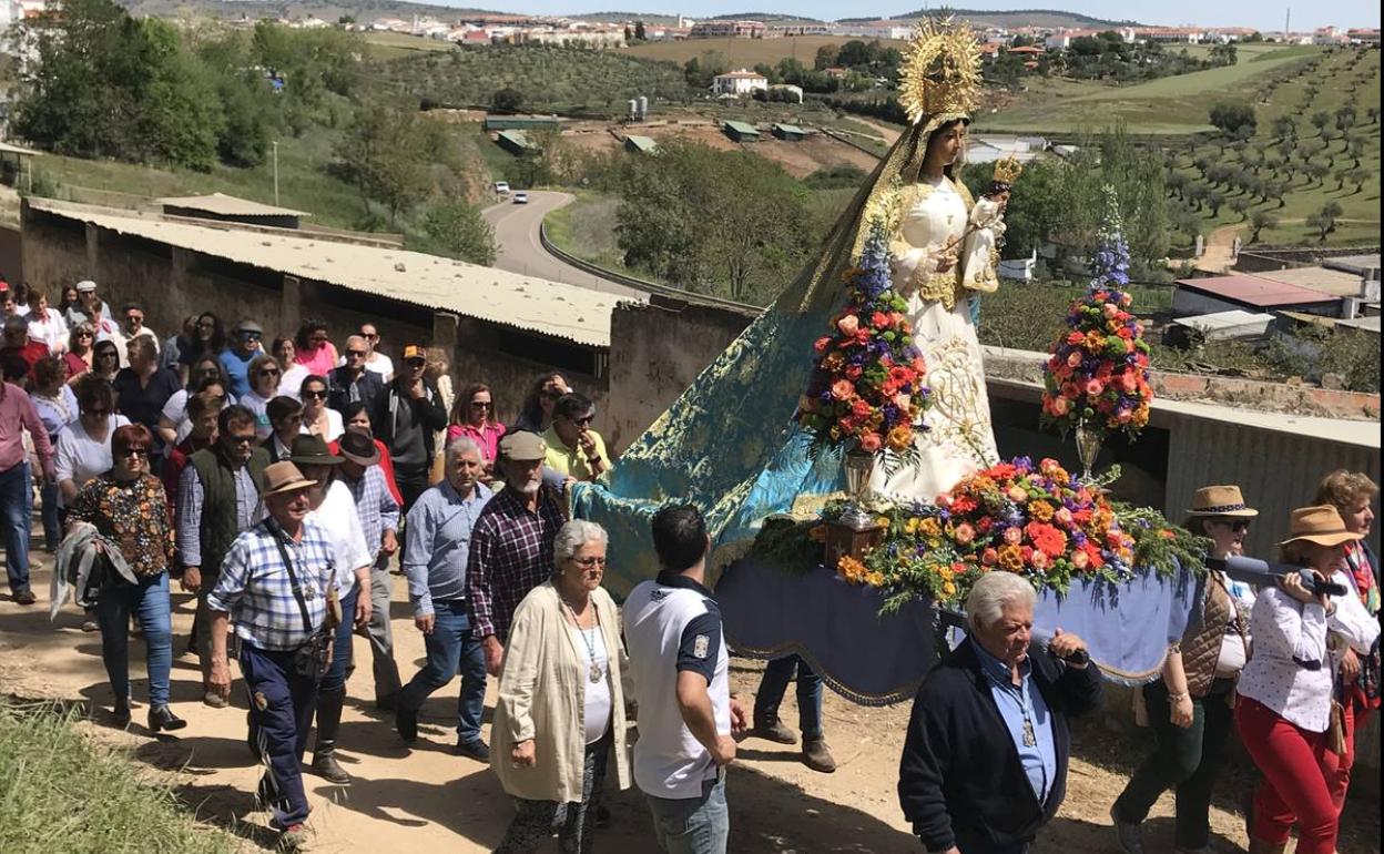 Procesión de la Virgen en en entorno de su ermita 