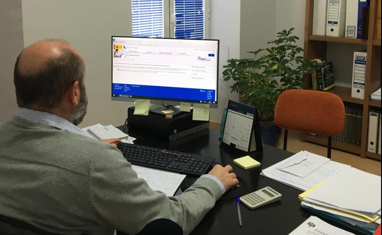 Uno de los asesores durante el trabajo diario 