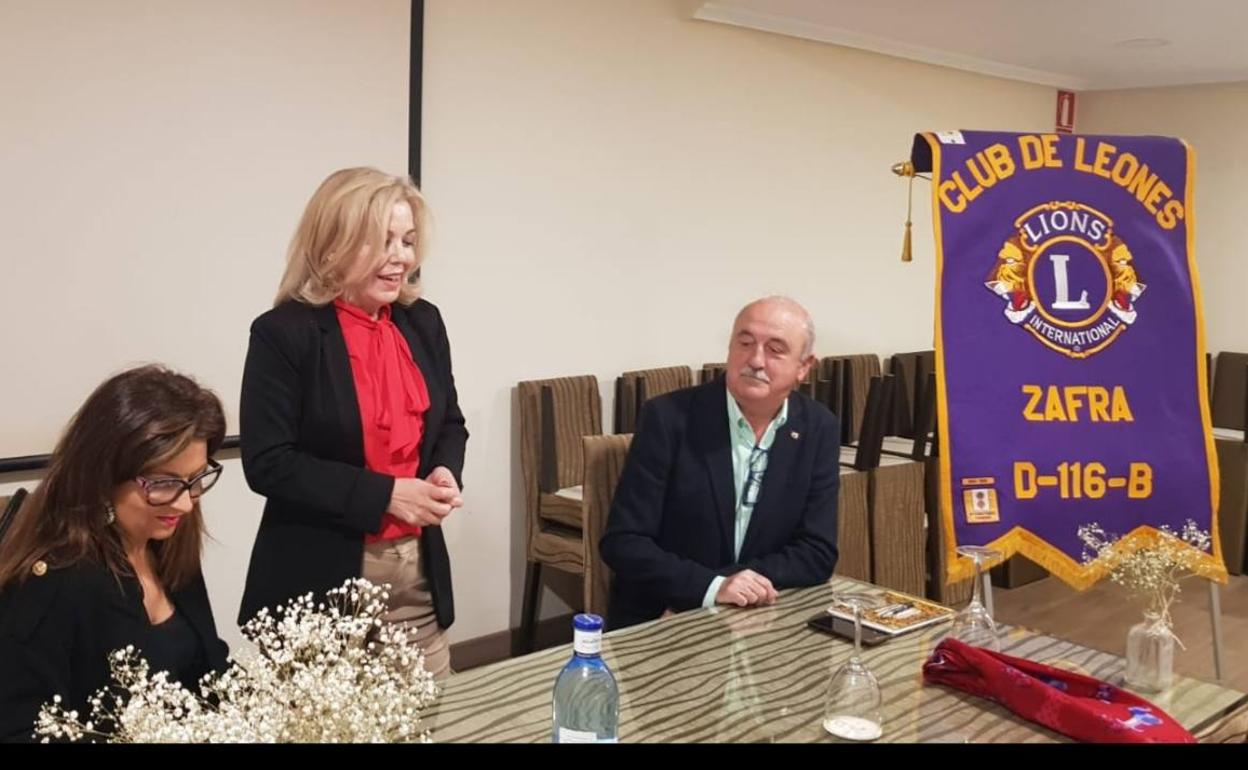 La presidenta, antonia Ramos, junto a otros miembros de la directiva del club 