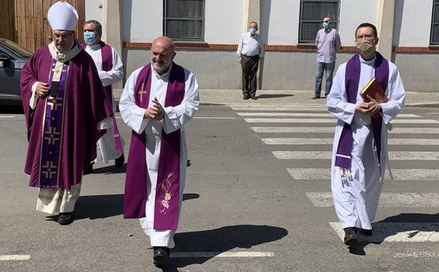 El arzobispo junto a los tres sacerdotes de Zafra a su llegada al templo 