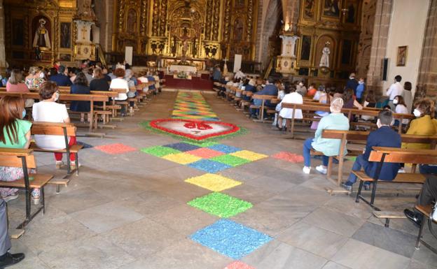 Alfombrado dentro del templo 