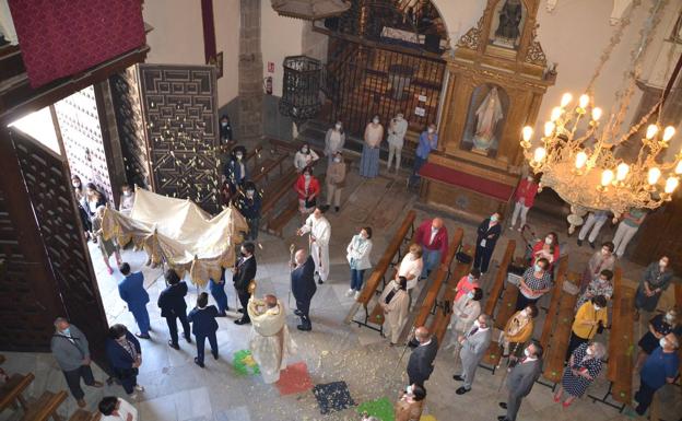 El párroco ha salido a todas las puertas a dar la bendición 