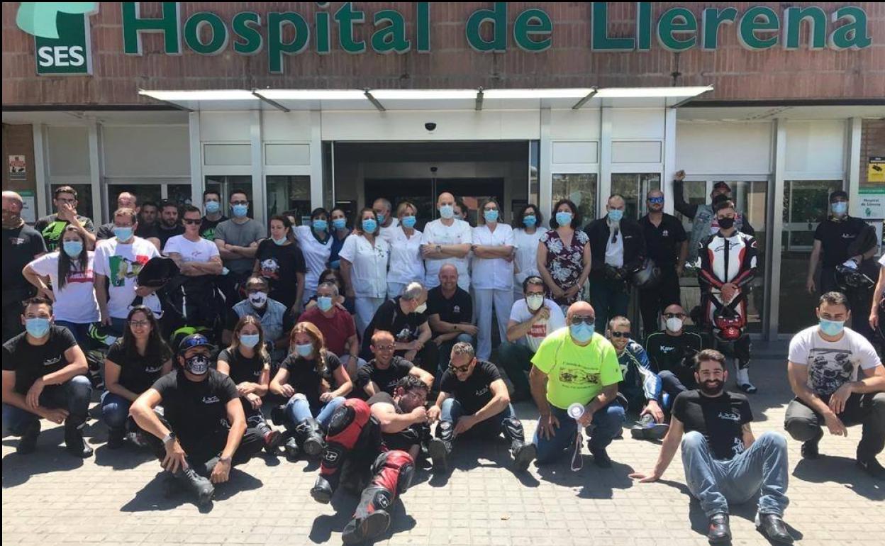 Algunos de los participantes en esta ruta junto a los sanitarios de Llerena 