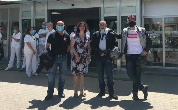 Representantes de la asociación con la una representació ndel hospital 