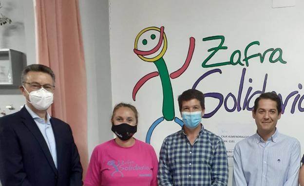 La presidenta de Zafra Solidaria junto a los directivos de Mapfre 