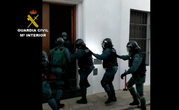 La Guardia Civil en uno de los registros 