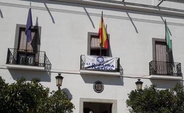 La bandera del equipo luce en uno de los balcones del ayuntamiento 