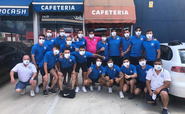 Jugadores y miembros del club antes de parti a Cáceres 