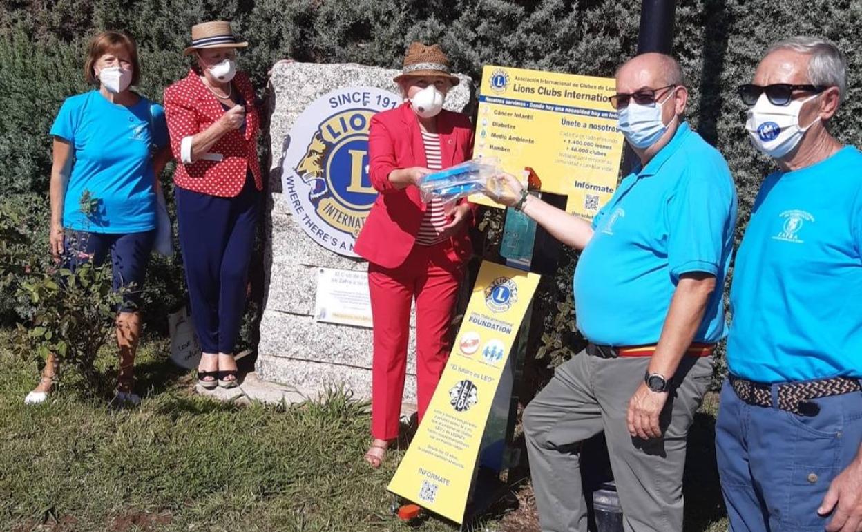 Entrega del material a la asociación de diabéticos 