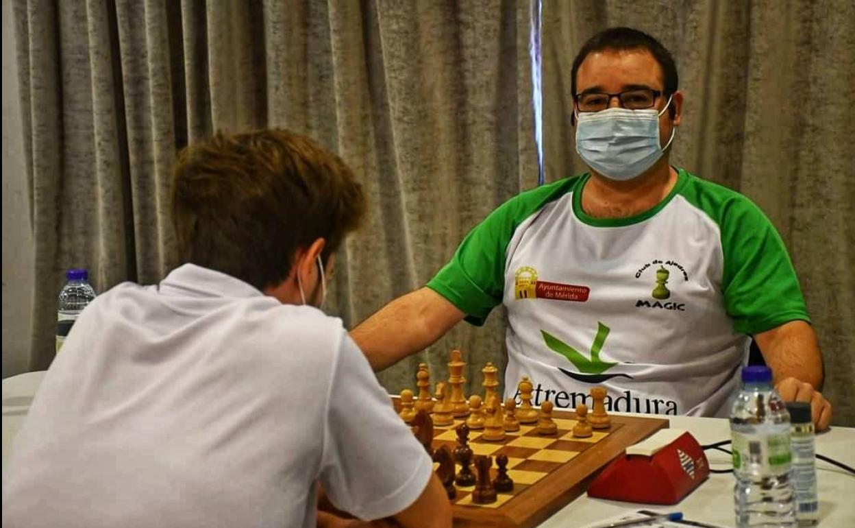 El Campeonato de España Individual Absoluto y Femenino de ajedrez comienza con la victoria de Manuel Pérez Candelario
