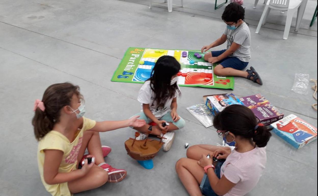 Algunos de los pequeños particiantes en esta ludoteca 