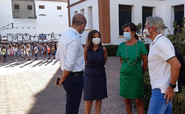 Visita del alcalde y concejales a otro de los colegios 