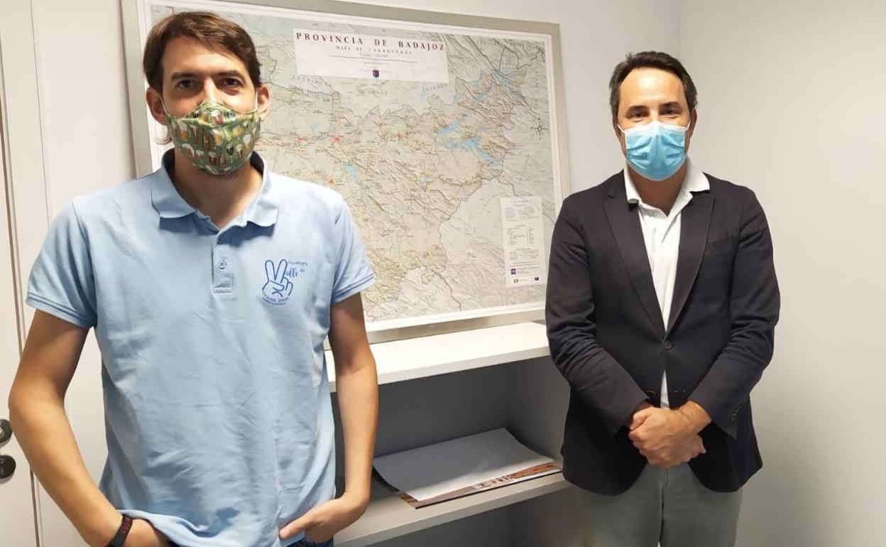 El presidente del CEDER junto al director general del balneario 