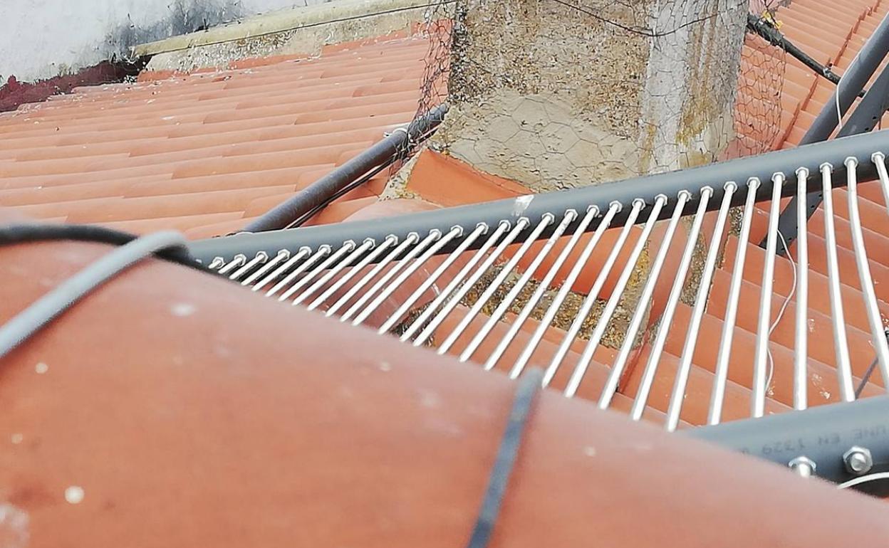 El sistema colocado en un edificio para ahuyentar a las palomas 