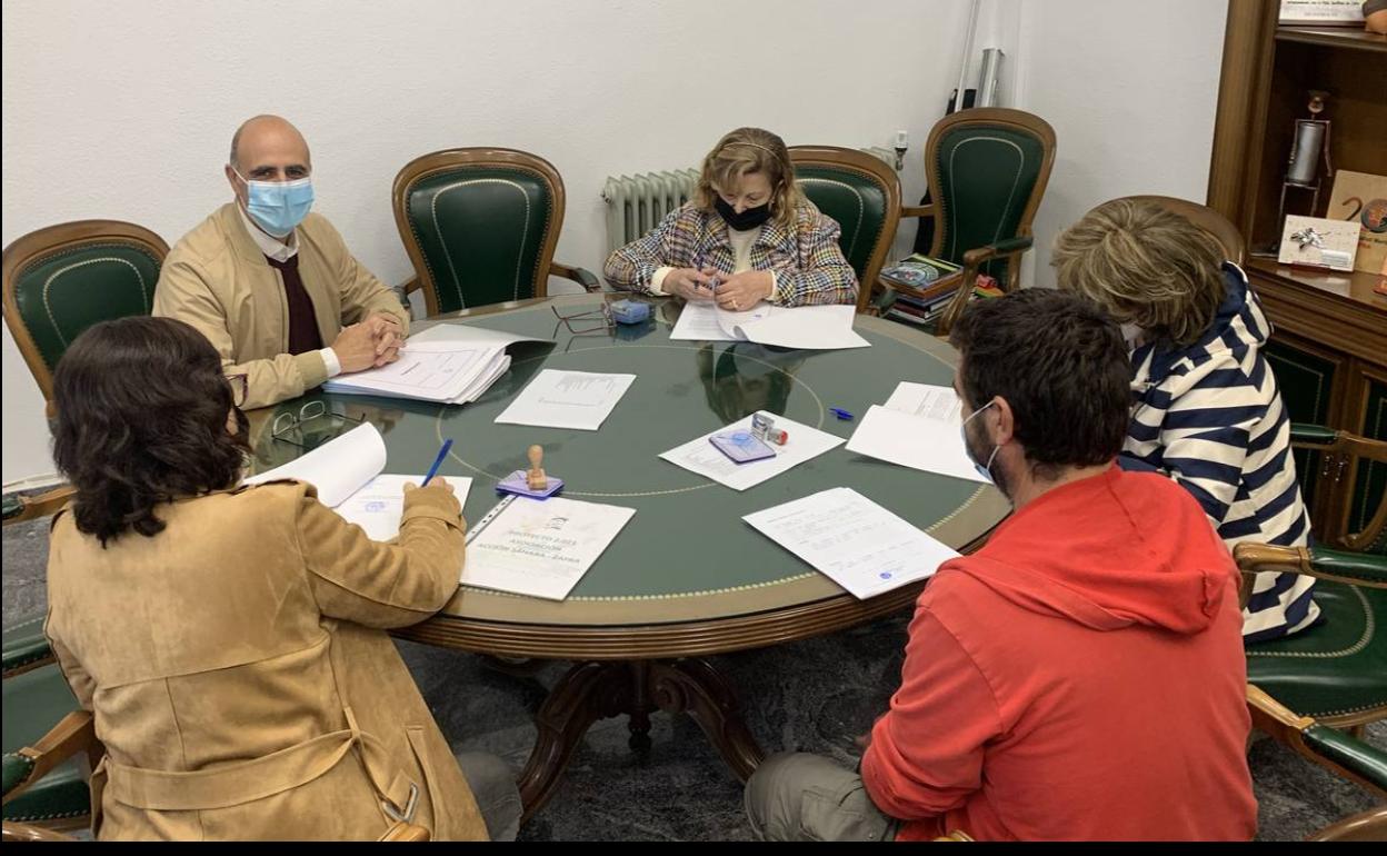 Firma del convenio con algunas de las asociaciones 