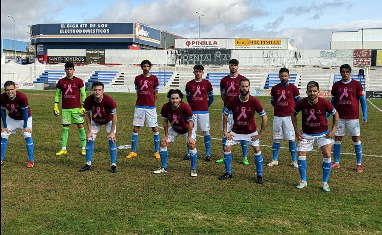 Once inicial del Zafra Atlético con camisetas apoyando la lucha contra el cáncer 