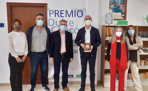Luciano Feria junto a los secretarios del premios, el alcalde y la concejala de cultura el día que se conoció la obra ganadora 