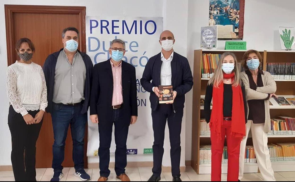 El zafrense El ganador del premio junto a los secretarios del mismo, el alcalde y la concejala de Cultura 
