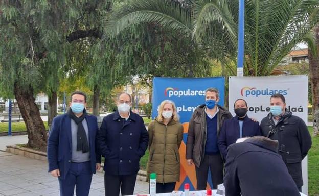Algunos de los participantes en esta jornada de trabajo en afra en la mesa de firmas 