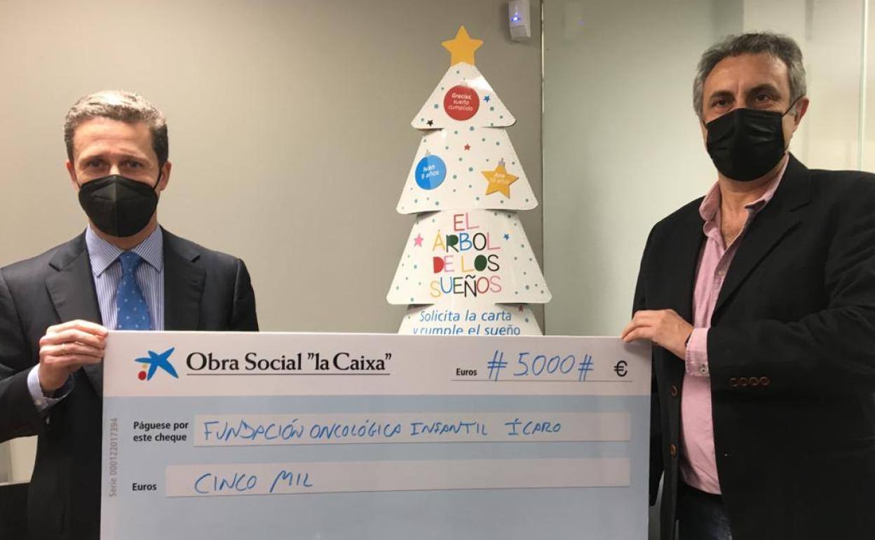 Entrega del cheque con los 5.000 eurosa 