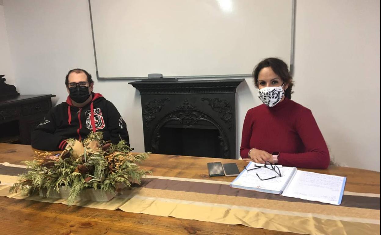 LA concejala y el técnico informático durante la presentación de los cursos 