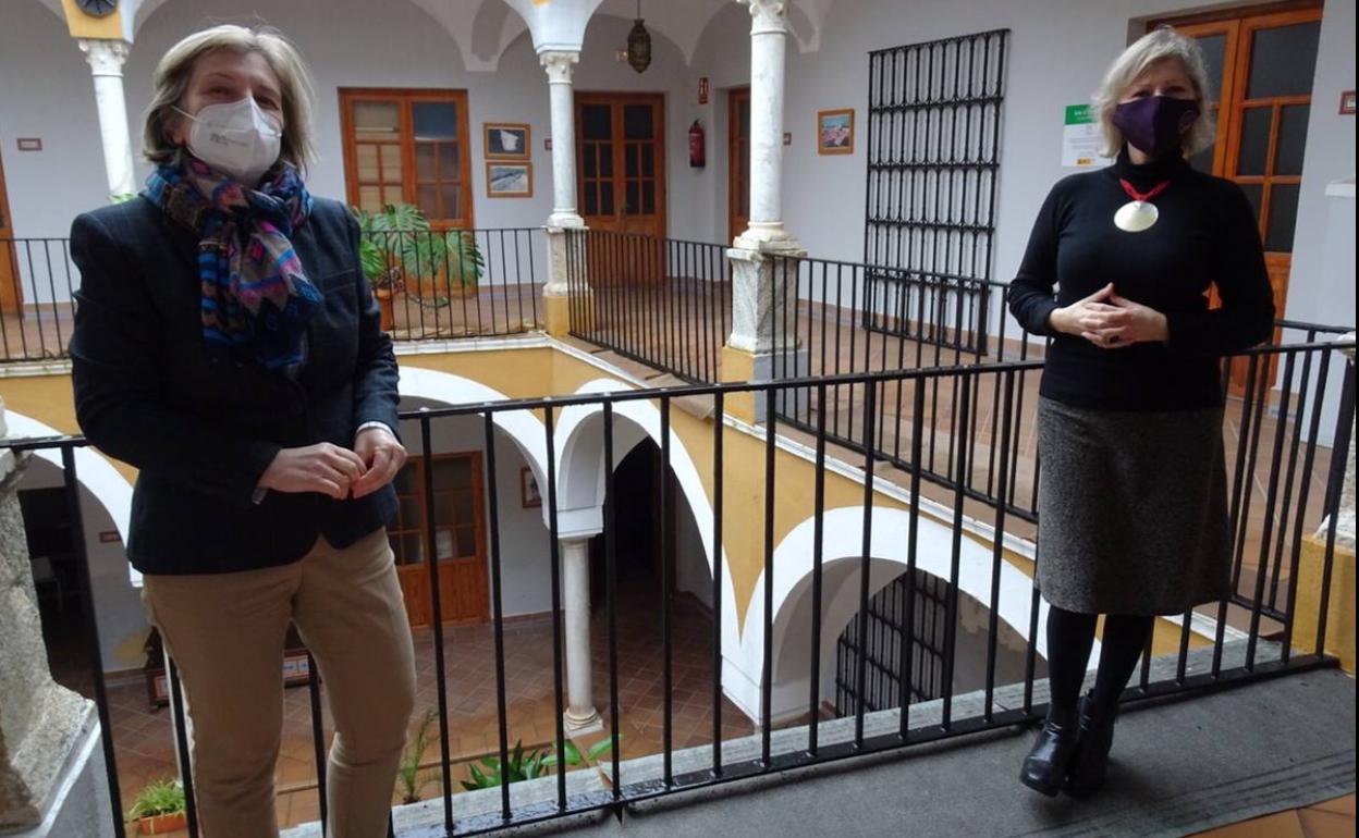 Josefa Moreno , directora de la UPZ, y la concejala Mayca Cabello tras la rueda de prensa 
