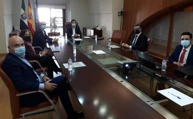 Reunión de los representantes de Deutz con el alcalde de Zafra y el presidente de la Junta