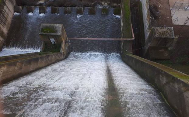 El pantano de Zafra ya está aliviando agua 
