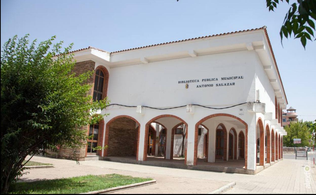 Edificio que hasta ahora ha acogido a la biblioteca pública de Zafra 
