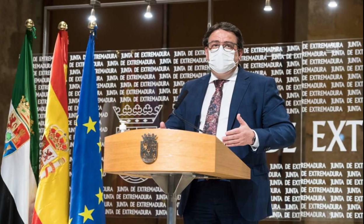 El consejero de Sanidad en una de sus comparecencias 