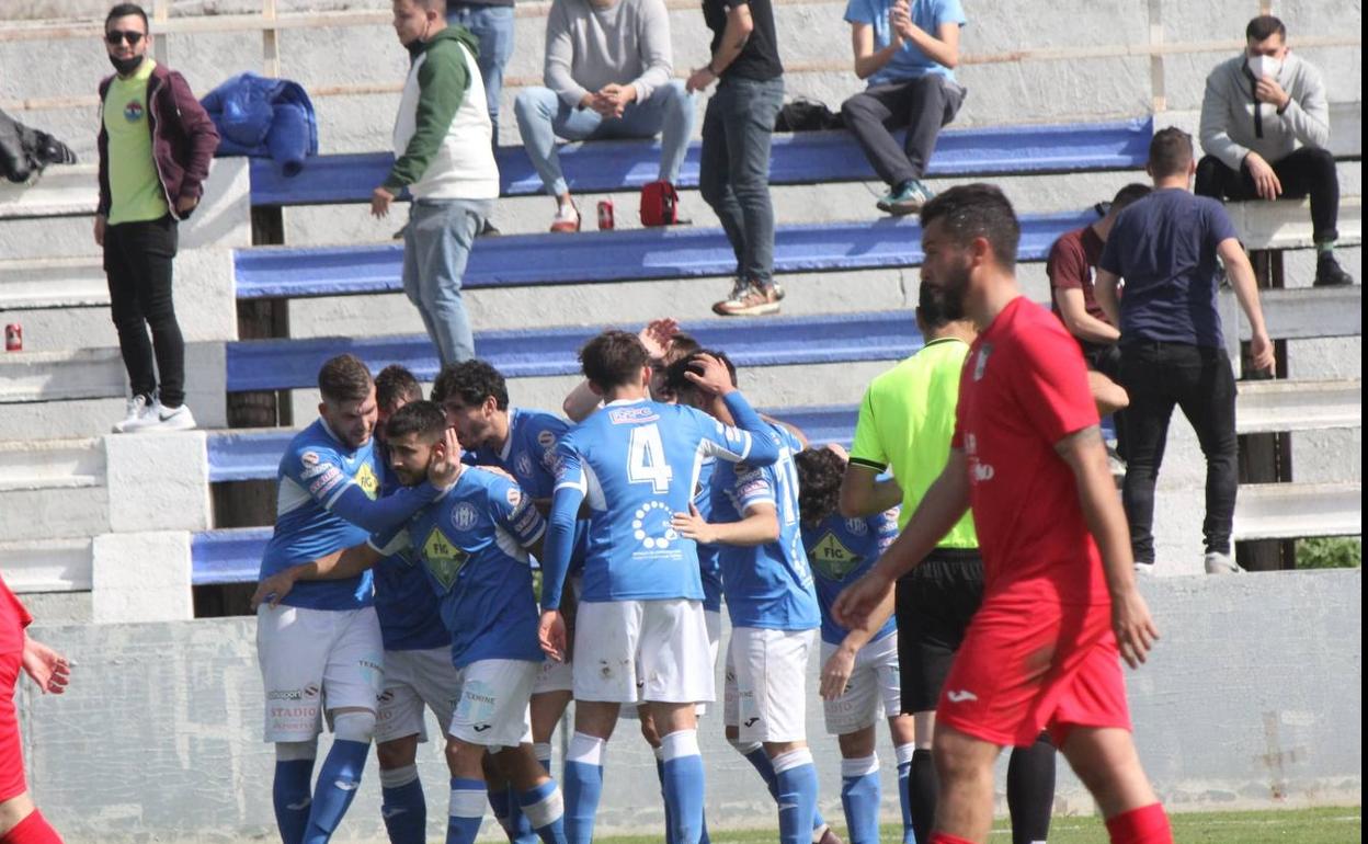 Un momenot del encuentro ante el Santa Marta 