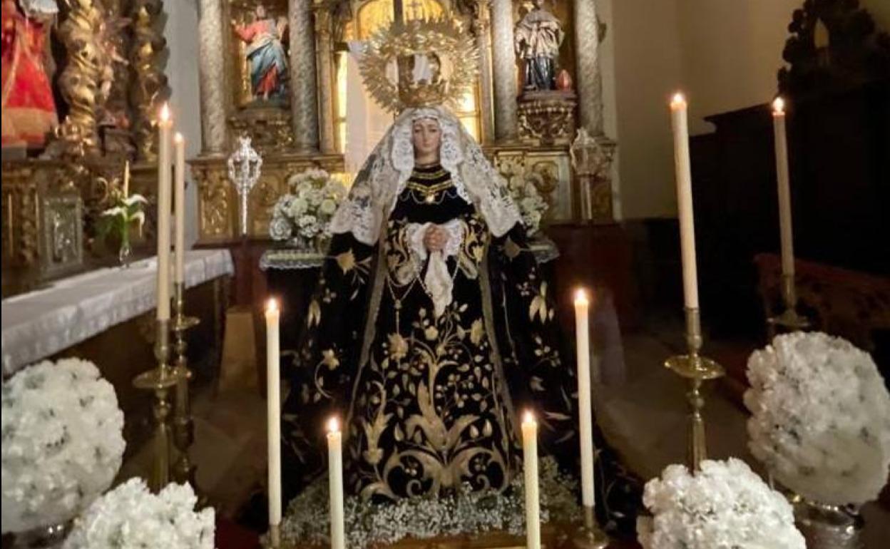 La Virgen de la Soledad en su altar extraordinario 
