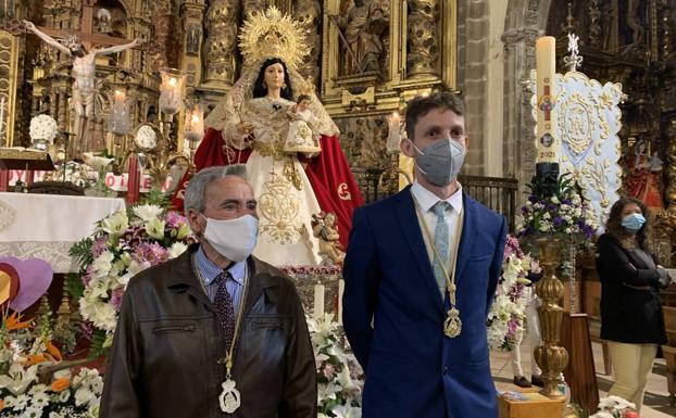 Carlos Delgado, actual hermano mayor, y juna josé Naharro 