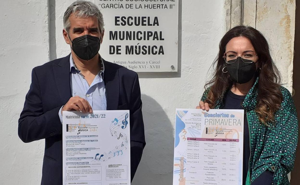 El concejal de Educación y la directora de la Escuela de Música 