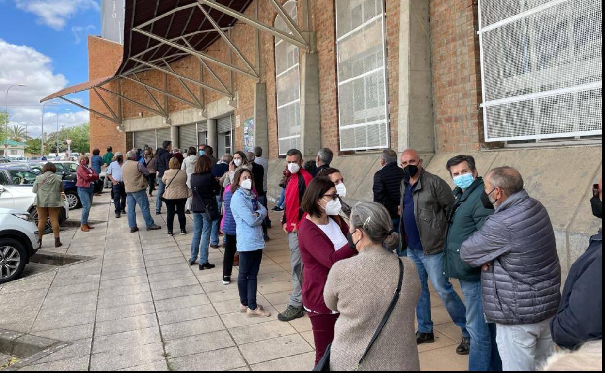 Por la mañana se formaron largas colas para recibir la vacuna 