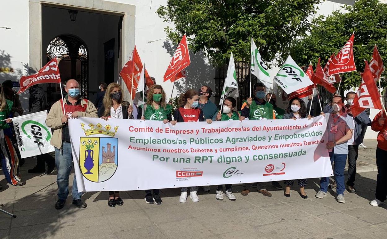 Representantes del Comité de Empresa durante la concentración 