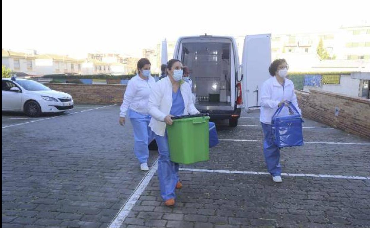Sanitarios transportando las primeras vacunas que llegaron a Extremadura, el pasado diciembre en Mérida