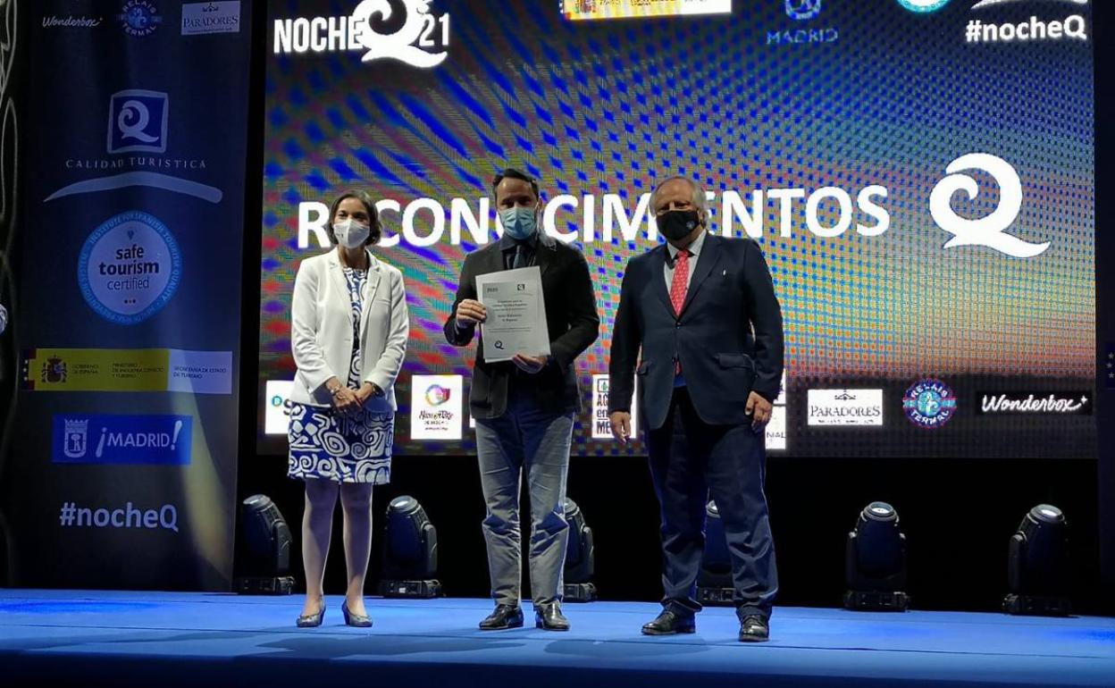 El director general del balneario recogió la renovación 