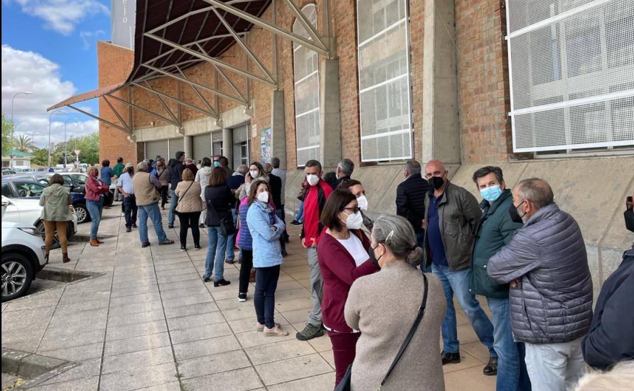 Vecinos guardando el turno en una vacunación masiva anterior 