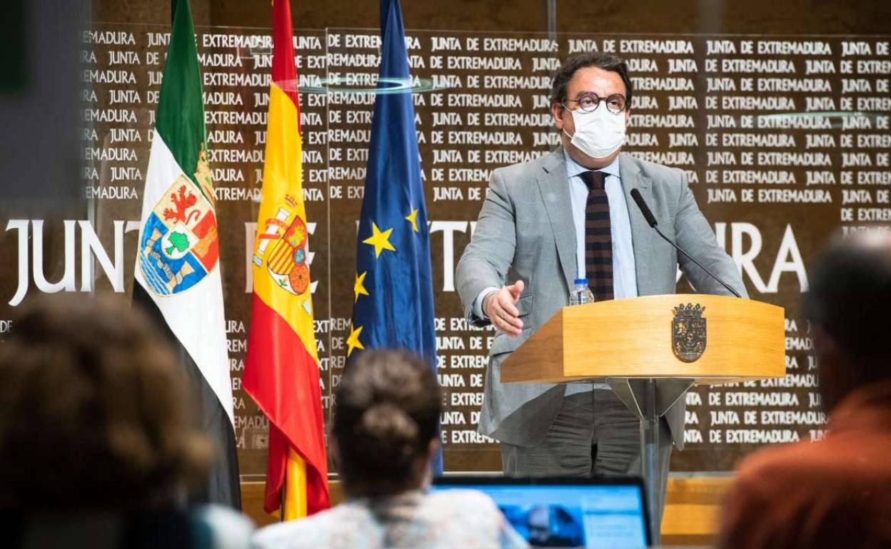 José Mª Vergeles durante la rueda de prensa en la que anunció la nuevas medidas 