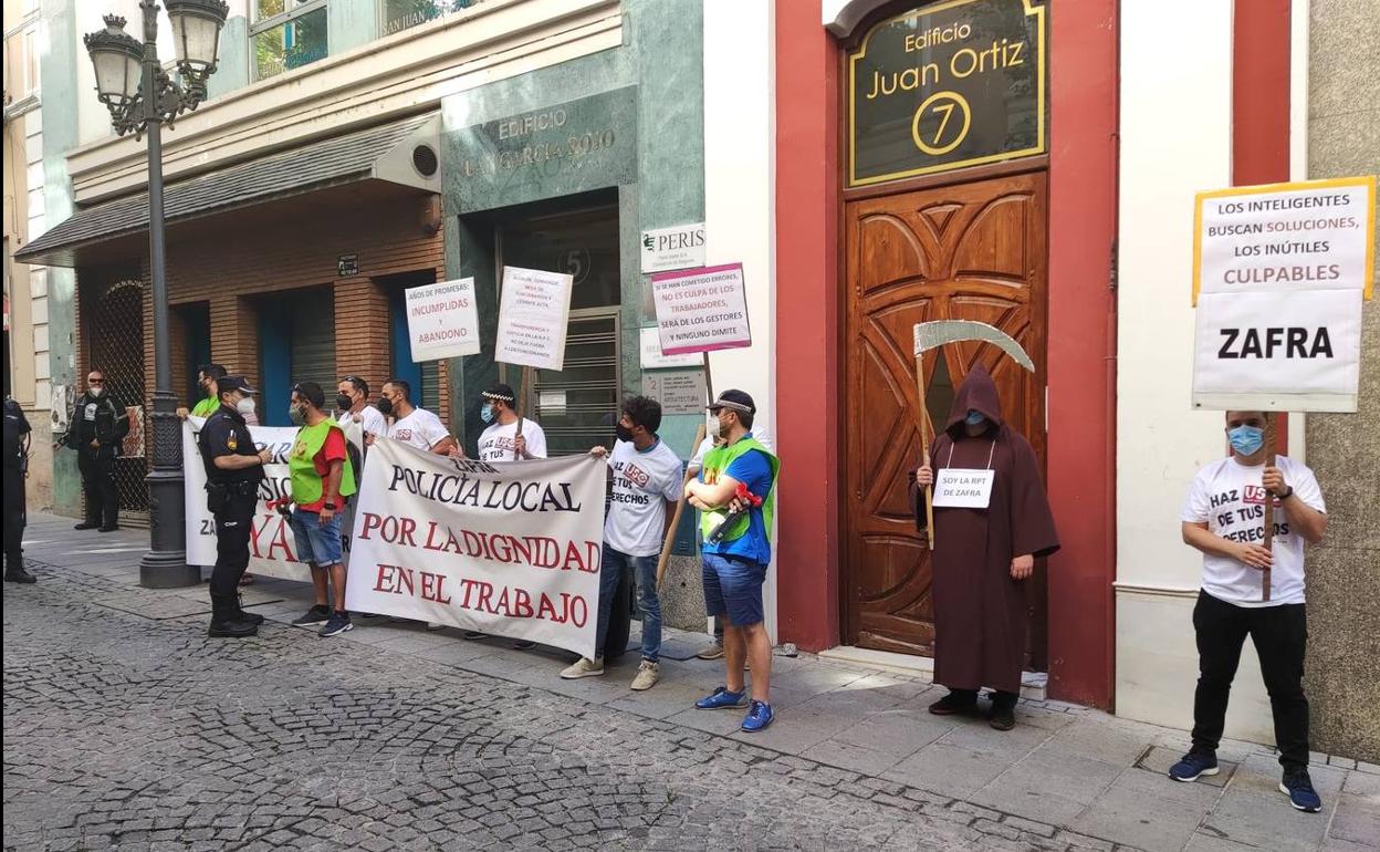 Los participantes en la convocatoria frente a la sede de Diputación de Badajoz 