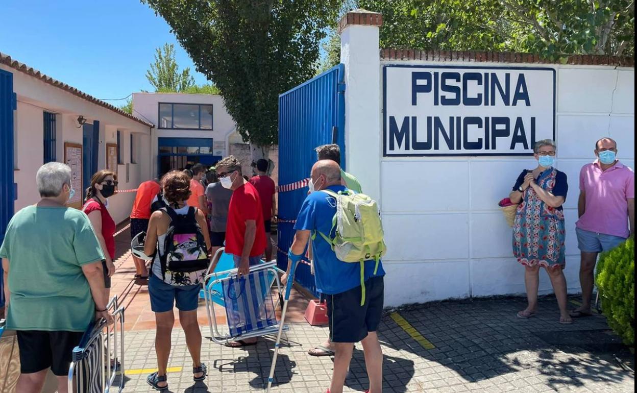 Los bañistas esperando para su primer baño de la temporada 